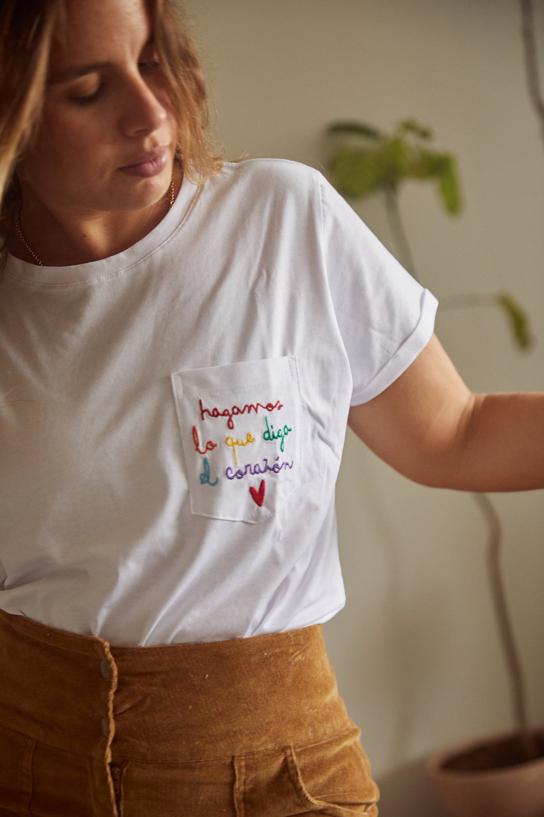 Hagamos Lo Que Diga El Corazón Embroidered t-shirt