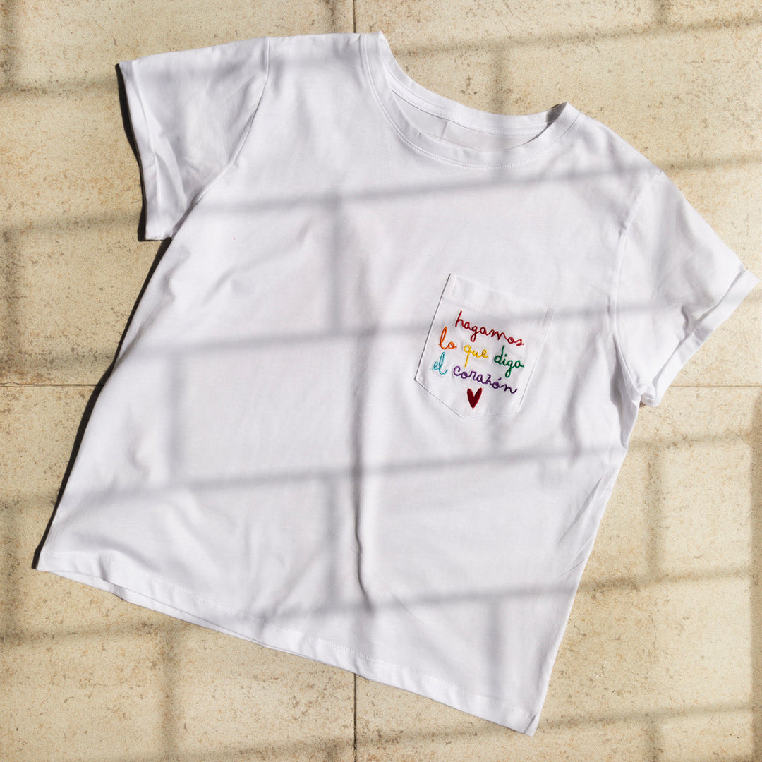 Hagamos Lo Que Diga El Corazón Embroidered t-shirt