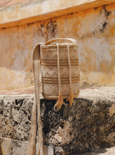 Load image into Gallery viewer, Caribeña Wayuu Gold Mochila
