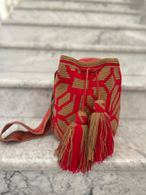 Load image into Gallery viewer, Wayuu Mochila - Red/Brown
