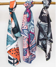 Load image into Gallery viewer, Microfiber towel

